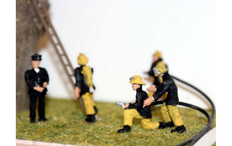 F134ap3 Painted 1970/80's Firefighters & Breathing Apperatus (black/yellow) OO 1:76 Scale Model Kit
